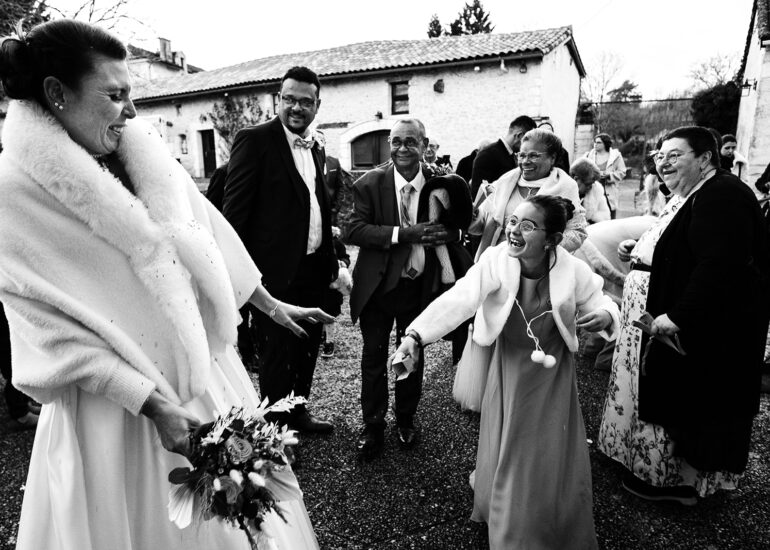 Lancé de confettis - Domaine de la Roseraie à Brantôme - noir et blanc - alexis lang photo