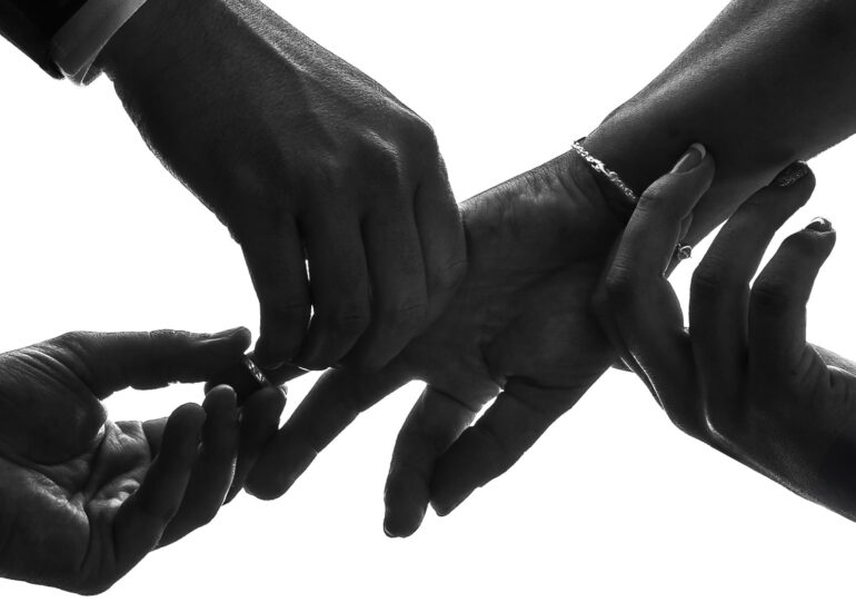 Echange des anneaux en noir et blanc