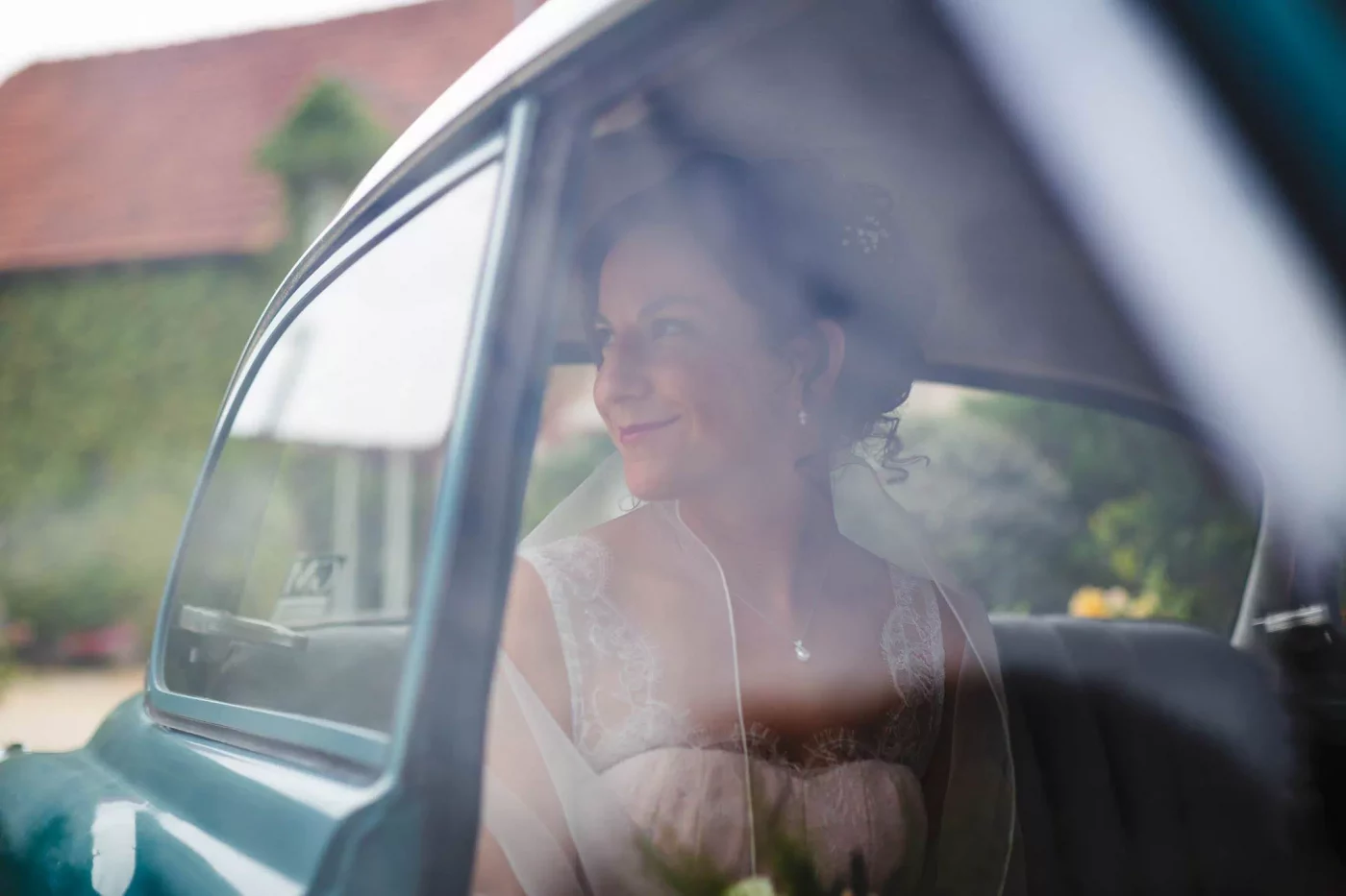 photo Mes premiers mariés - la voiture et la mariée