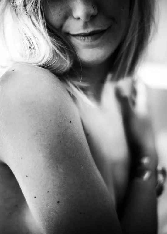 Sourire timide en séance photo-thérapie