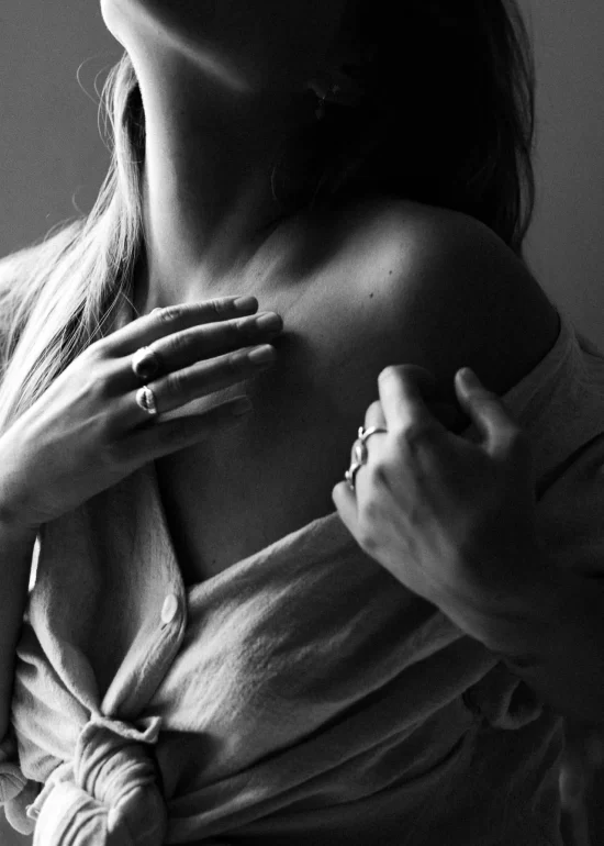 Epaule dénudé et douceur en séance féminité en Dordogne
