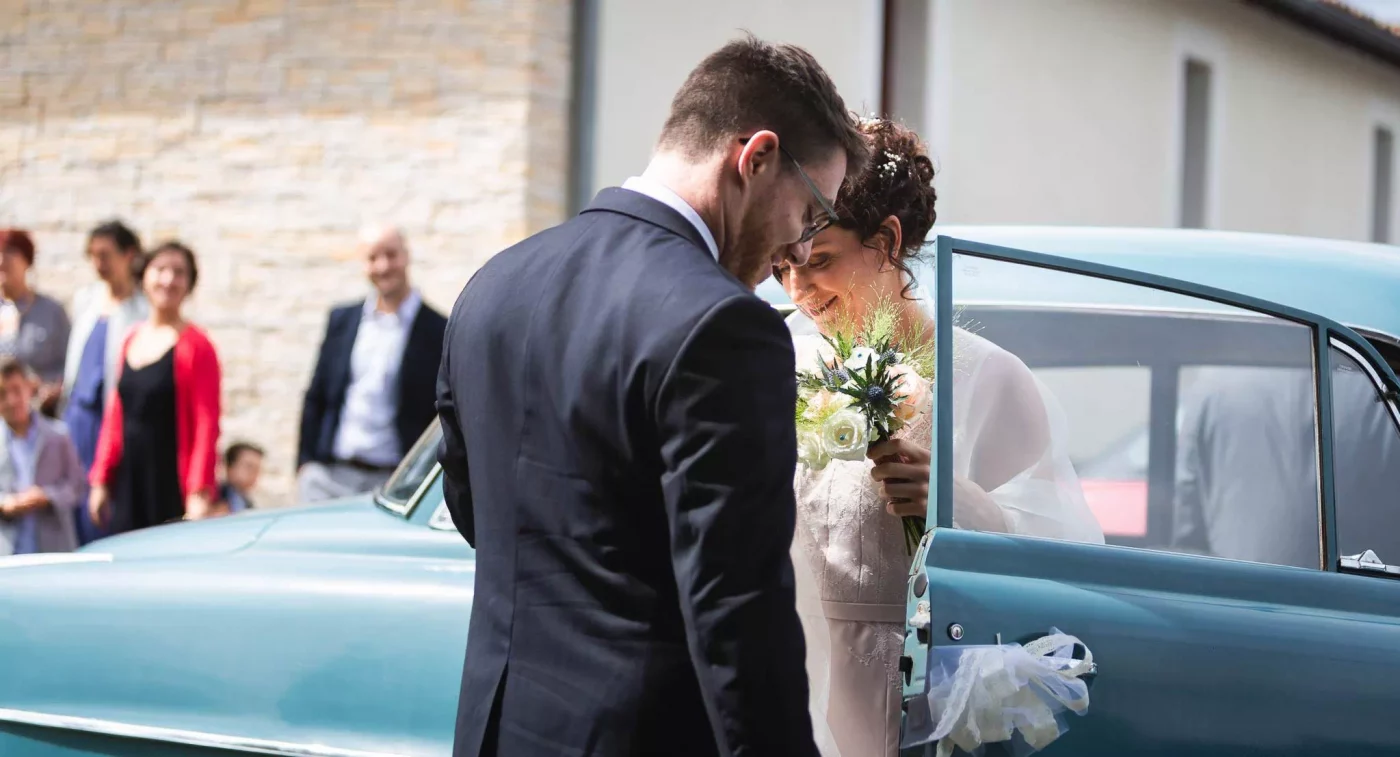 Arrivé des mariés à la Mairie photo