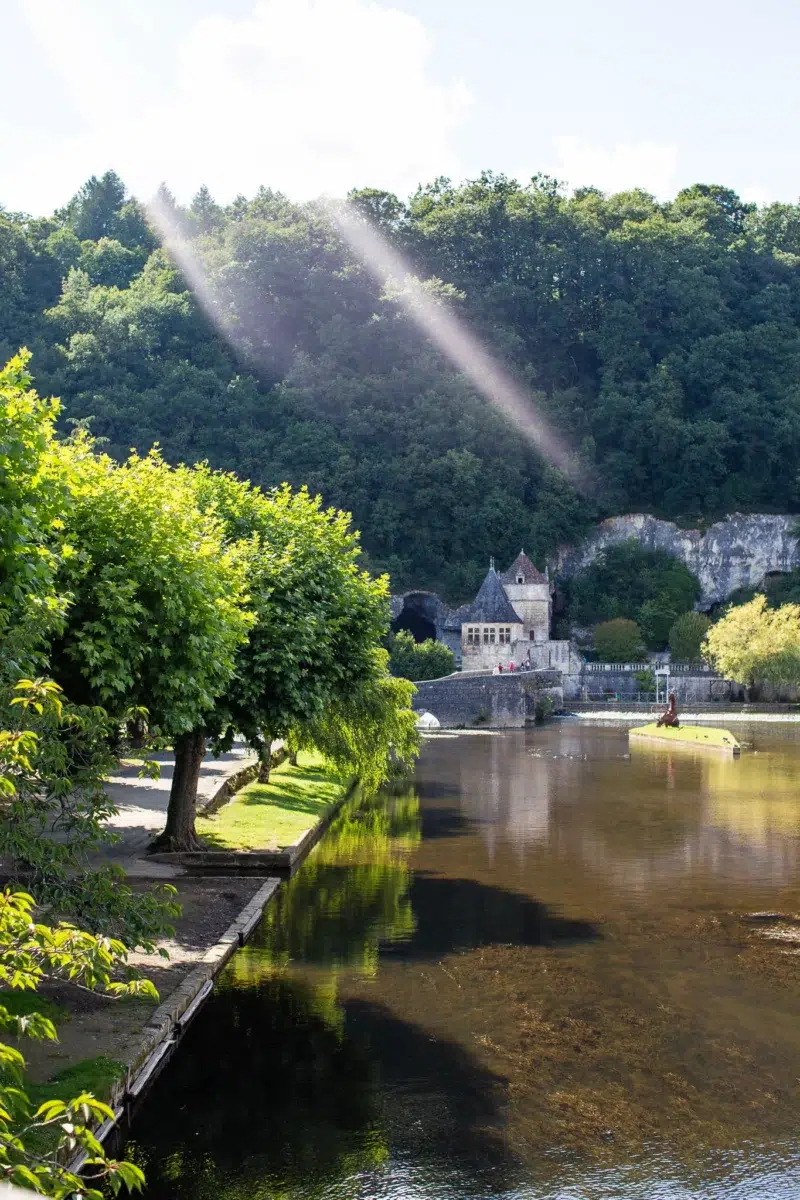 Les berges de la Dronne à Brantôme en Périgord