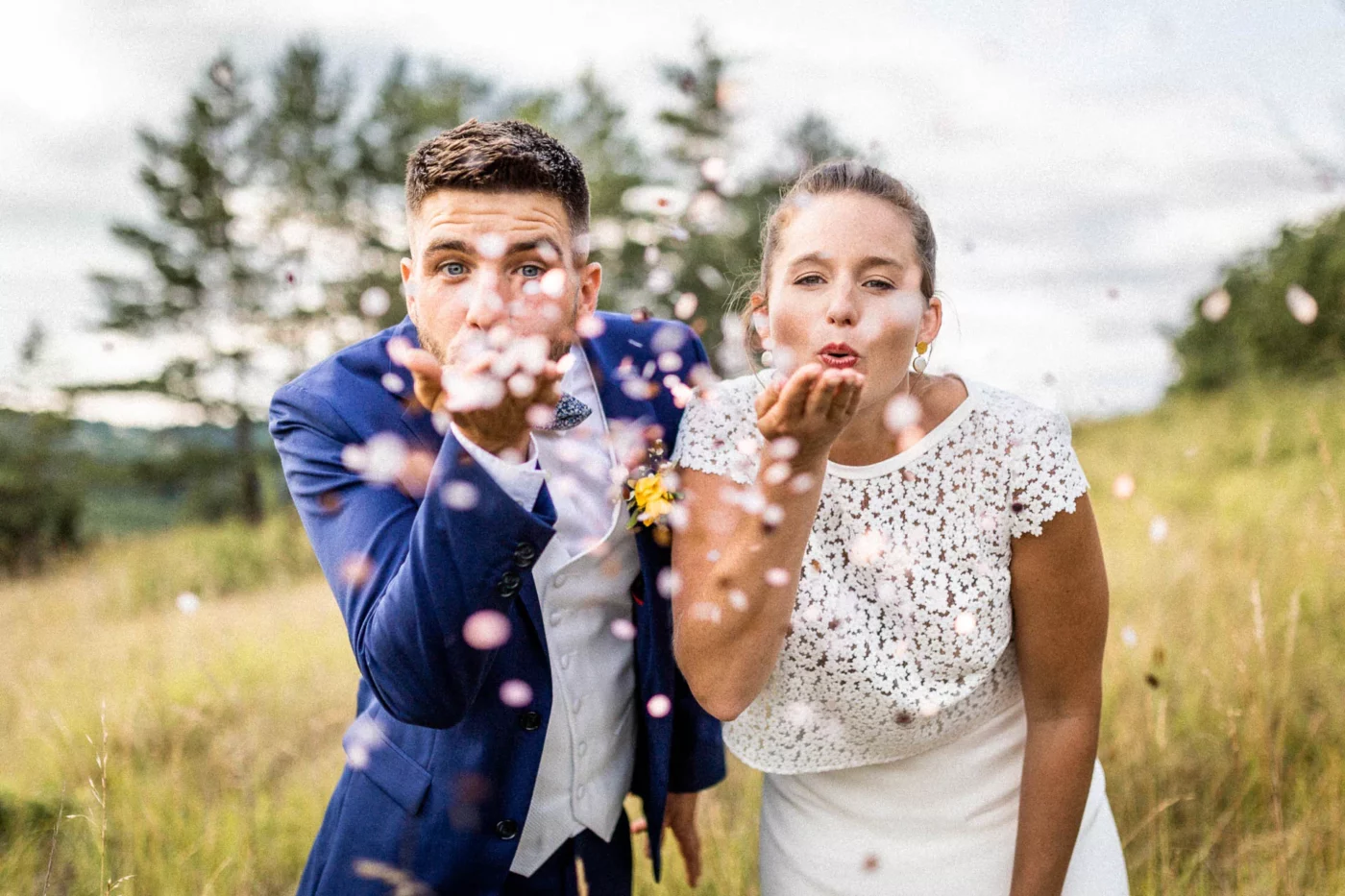 Couple soufflant des paillettes en mariage