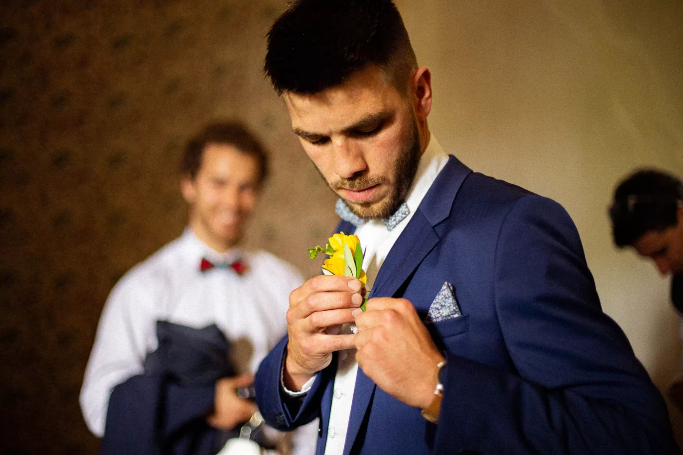 Marié mettant boutonnière au Château Puyferrat a Saint-Astier