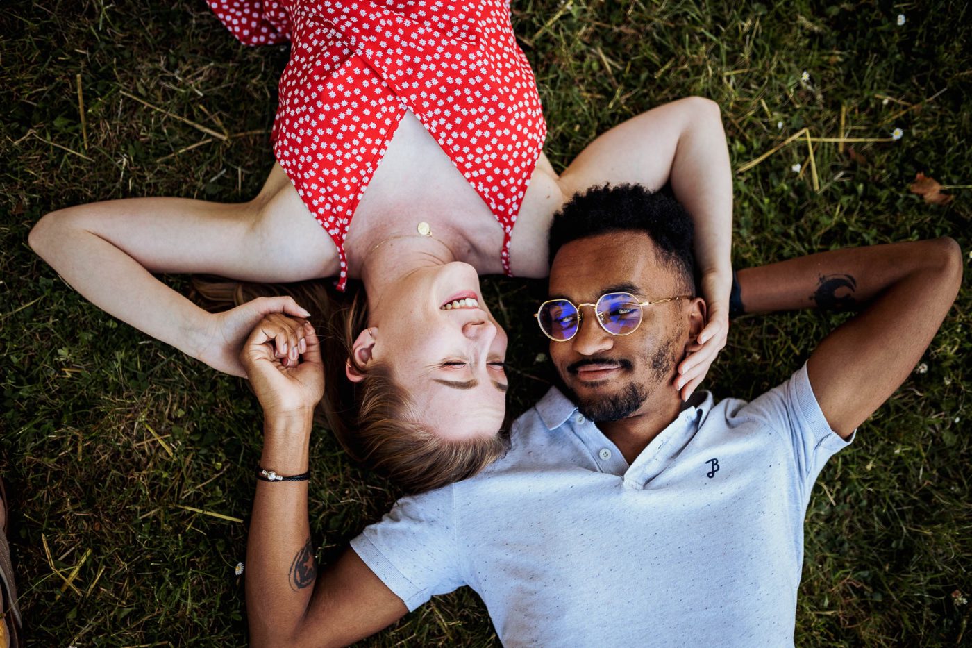 Couple allongé dans l'herbe