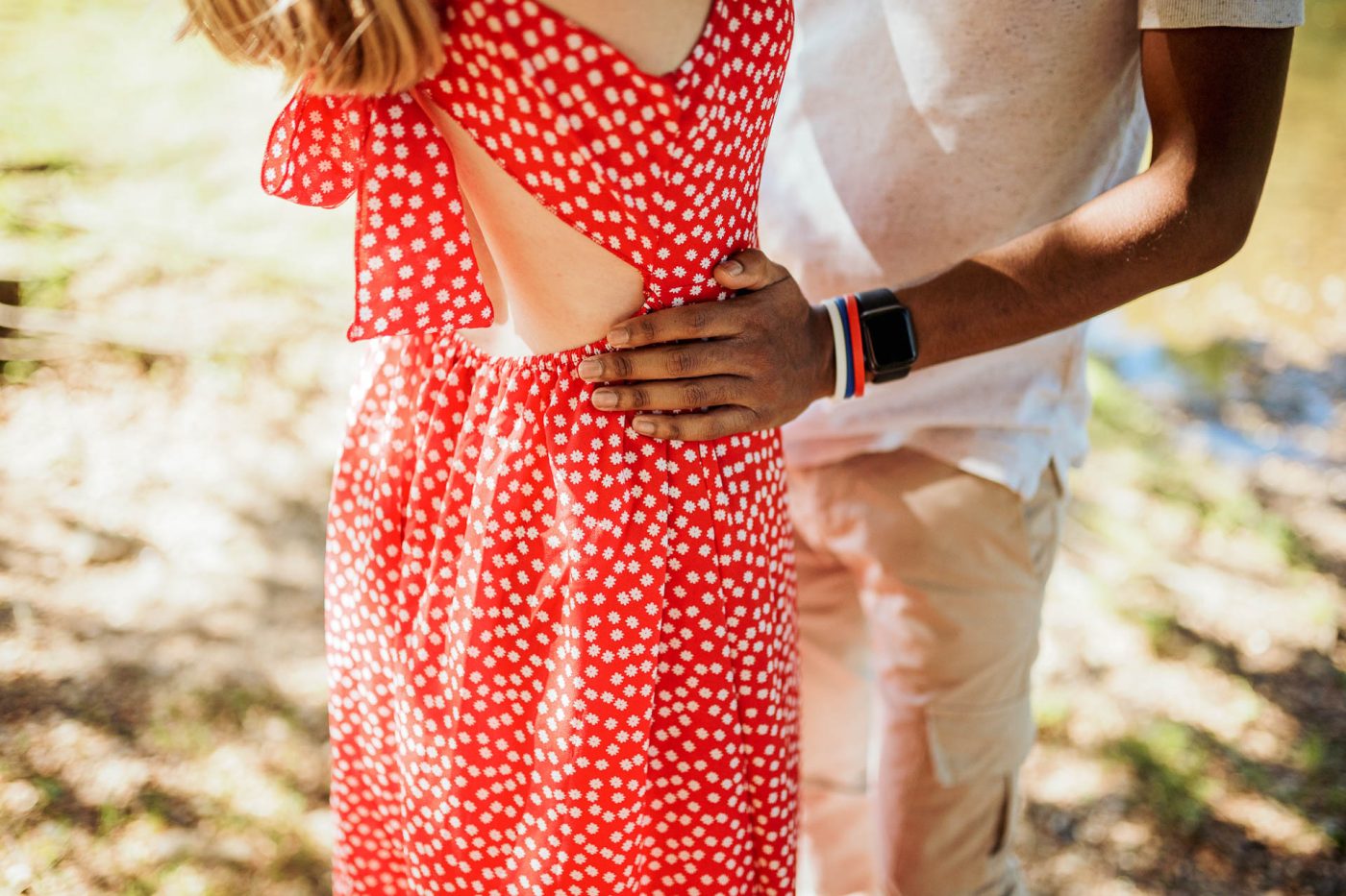 Geste de tendresse entre amoureux