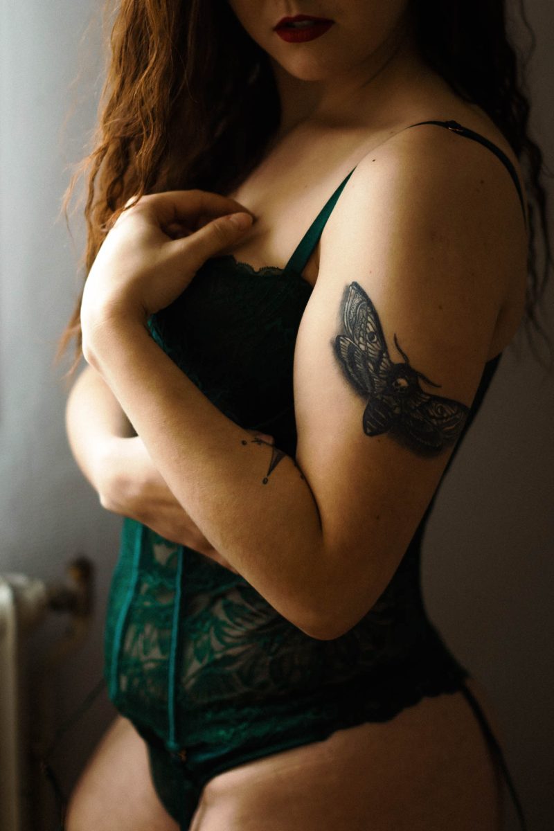 Détail de guêpière en séance boudoir