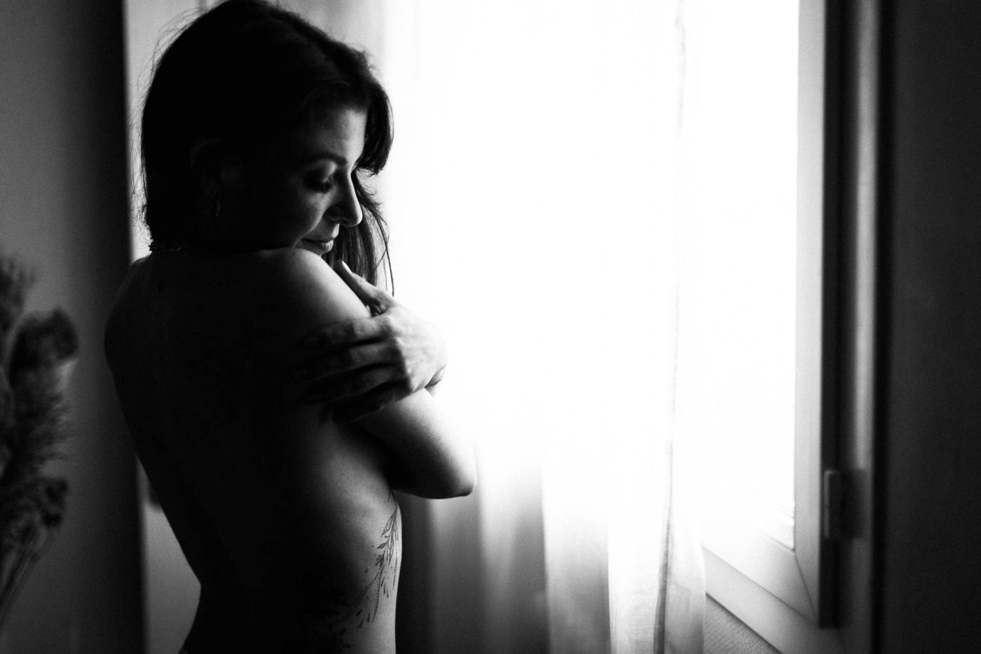 Auto câlin face à la fenêtre