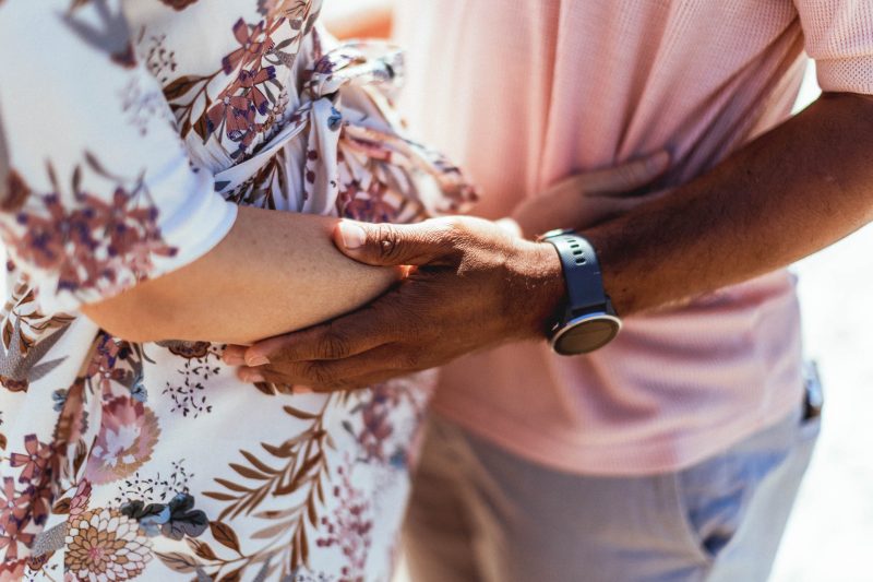 Détails de main , séance photo couple Dune du Pilat