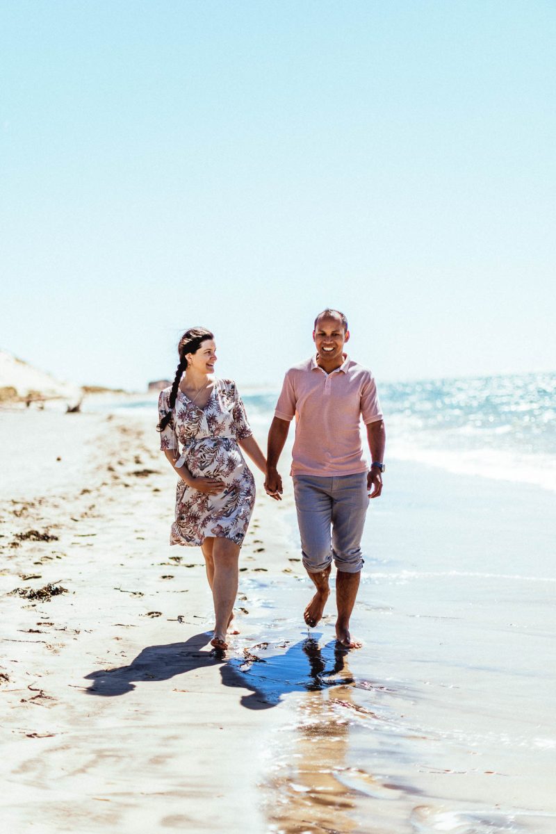 Couple marchant au bord de l'eau