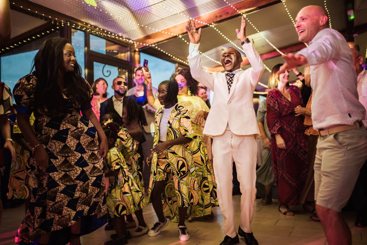 Cri de joie des invités en soirée - Alexis Lang - Photographe brantôme