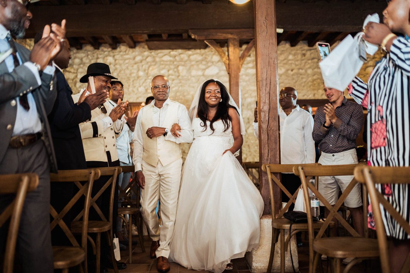 Entrée de la mariée pour la cérémonie laïque - château de Beauséjour