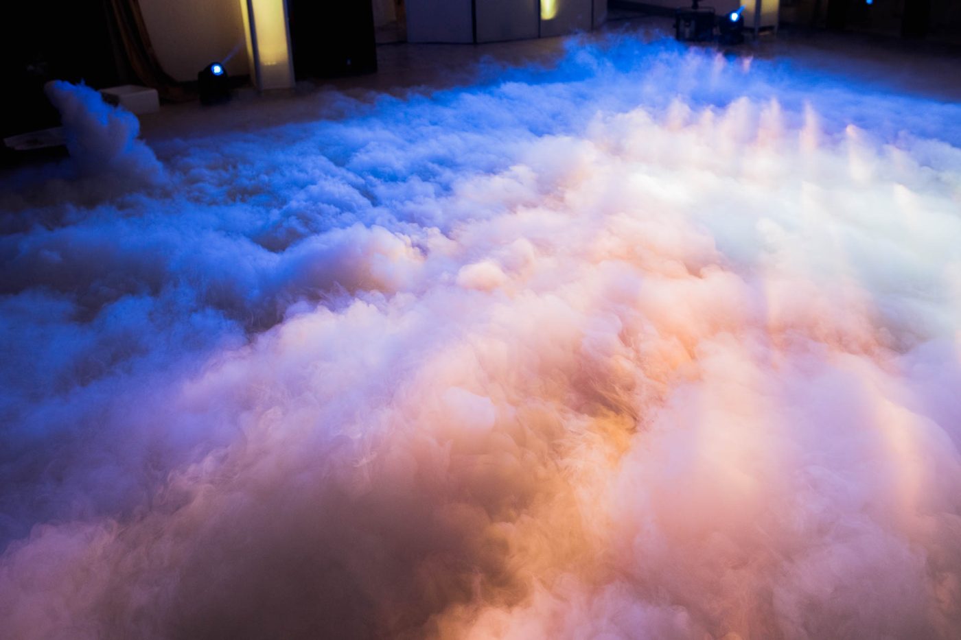 Fumée de neige carbonique en soirée