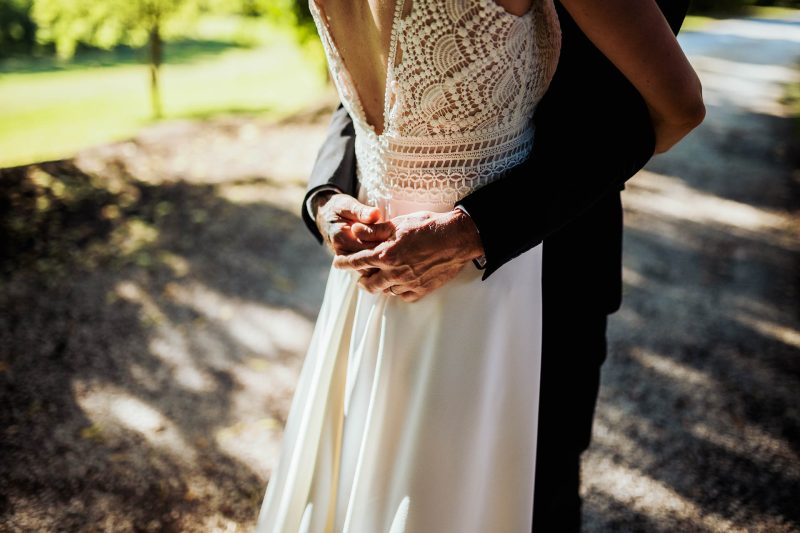 Détails de mains d'amoureux - Mariage à Brantôme