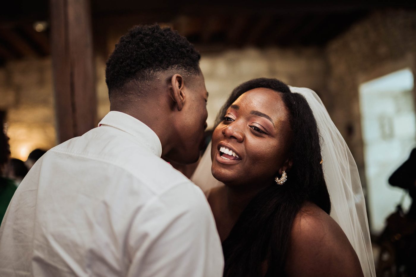 Embrassade des invités avec la mariée