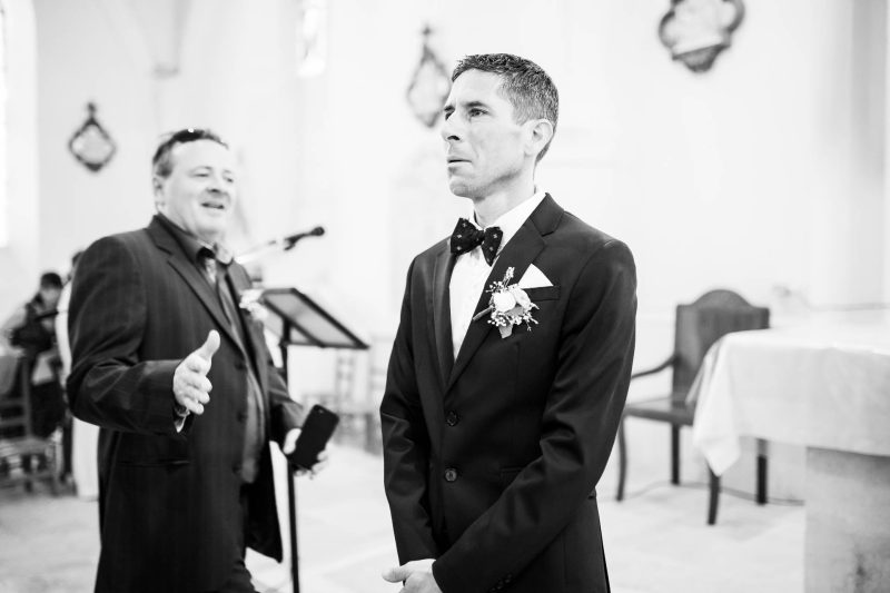 Emotion de monsieur devant l'autel - Mariage à Brantôme