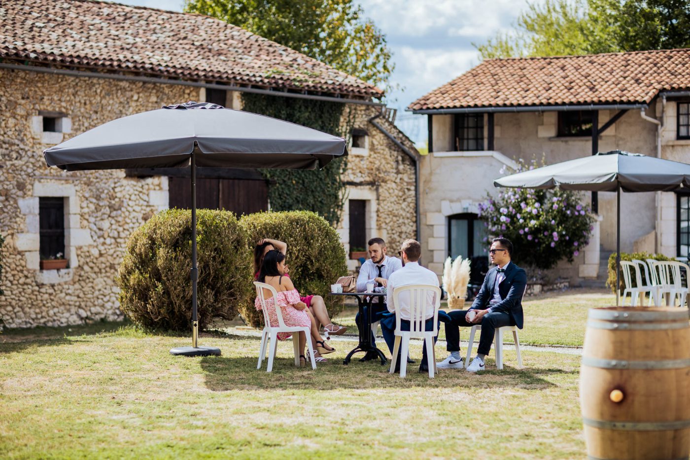 Invités se reposant à l'ombre pendant le cocktail
