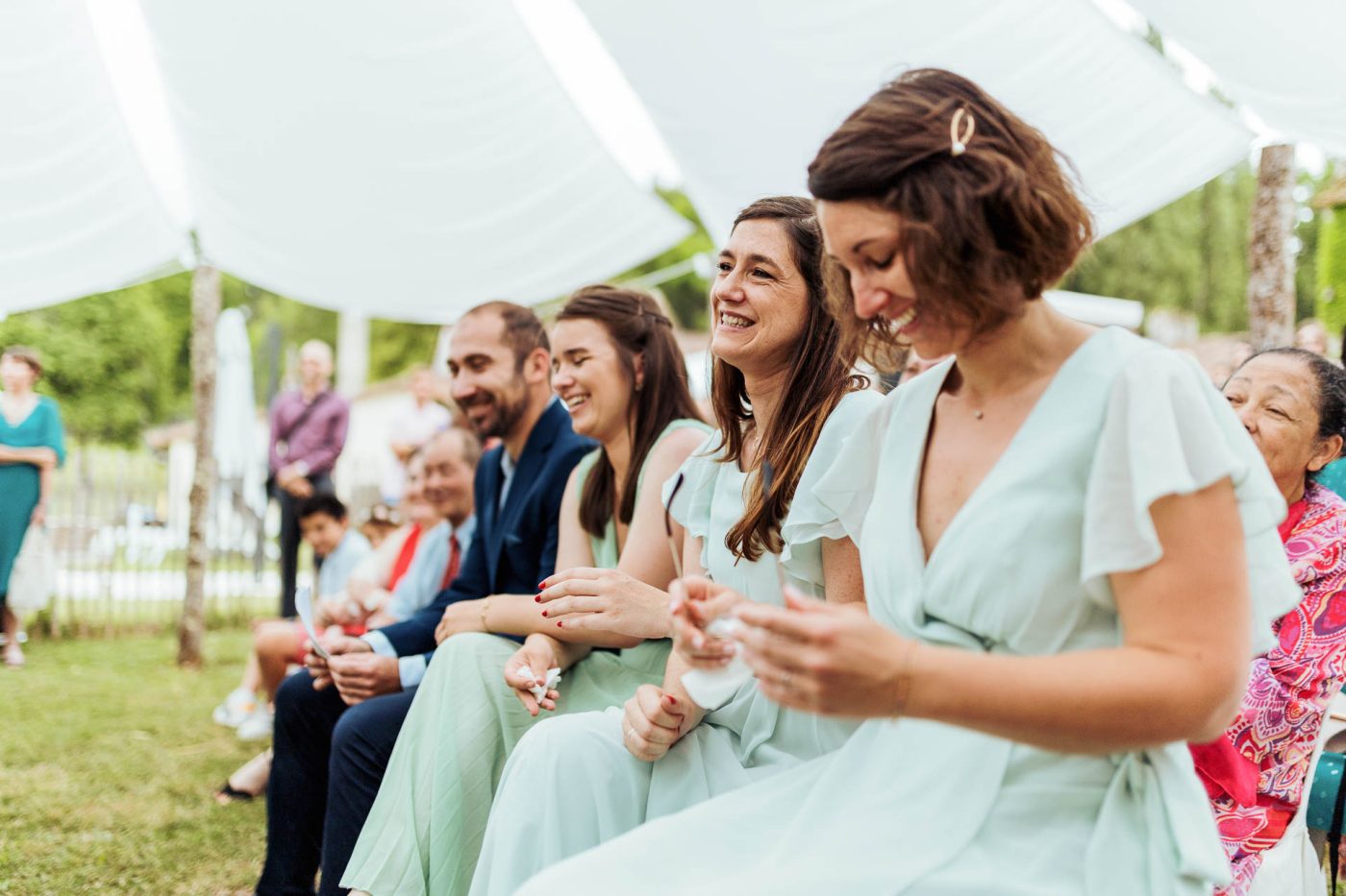 Rire et pleures des invités en mariage au Domaine de La Vallade