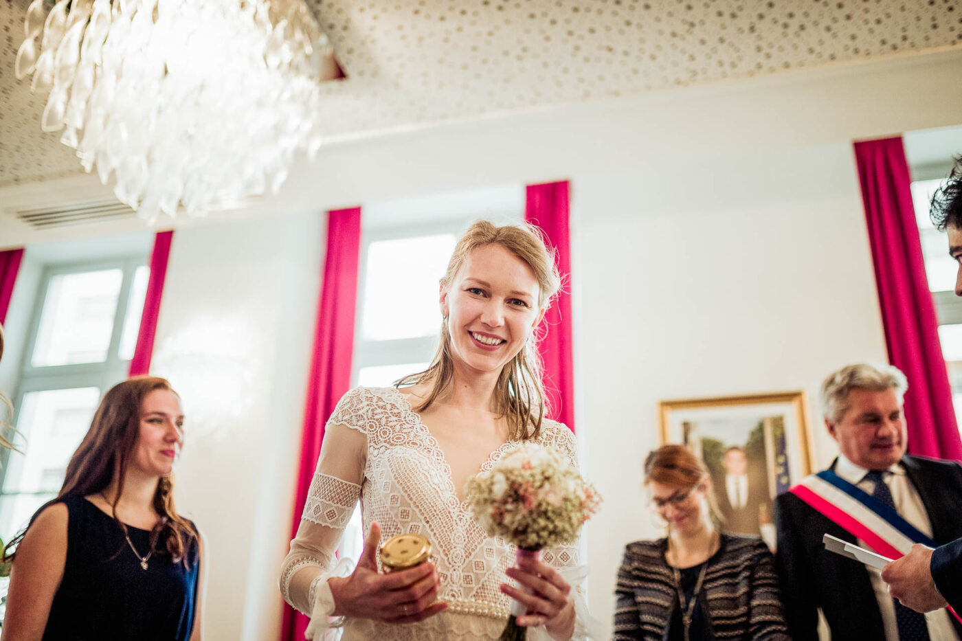 émotion à la mairie - Alexis lang photographe mariage (2)