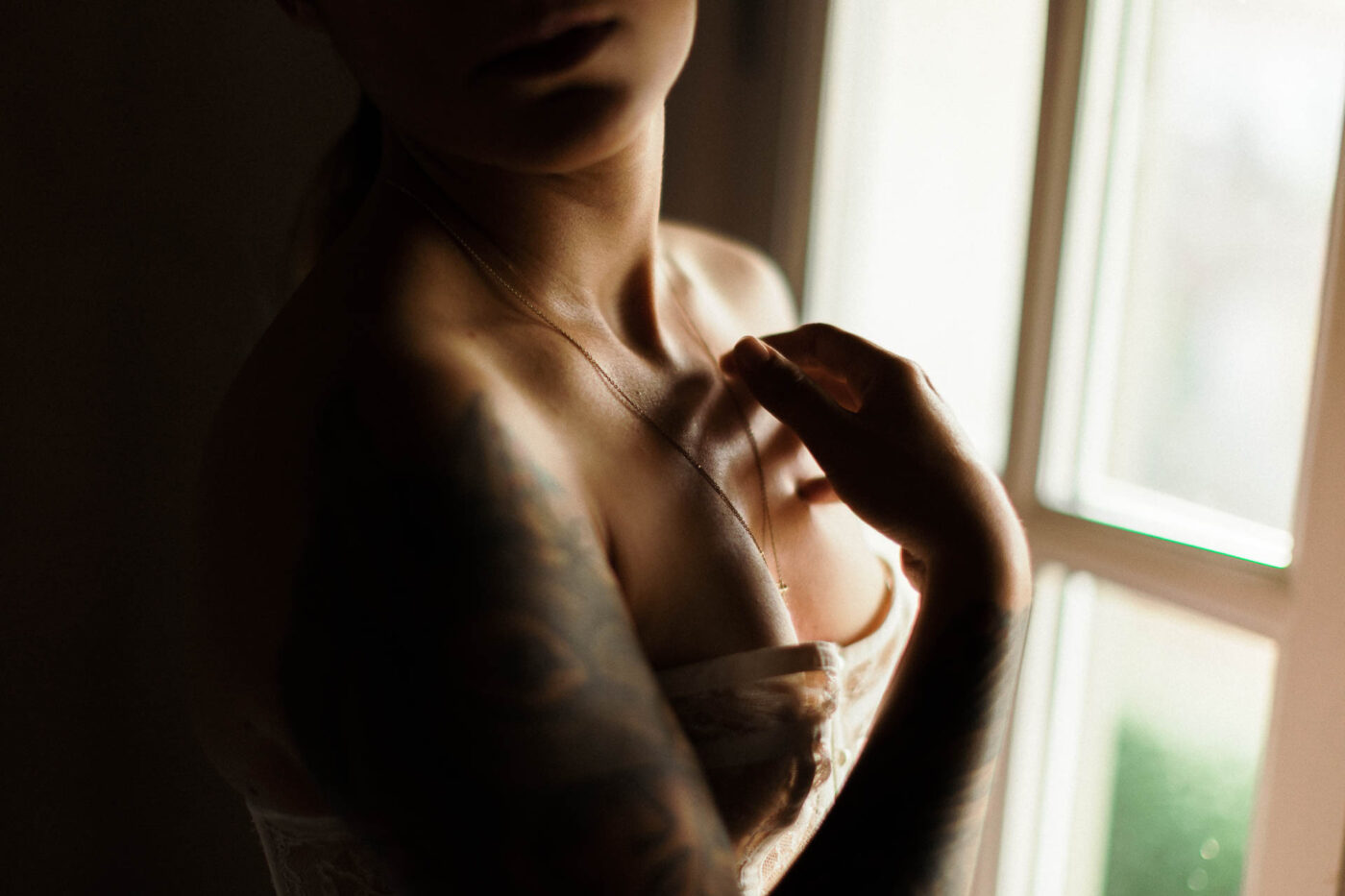 Détails de corps en séance boudoir mariage - Bourdeilles - Alexis Lang photographie