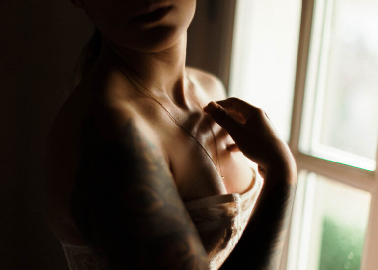 Détails de corps en séance boudoir mariage - Bourdeilles - Alexis Lang photographie