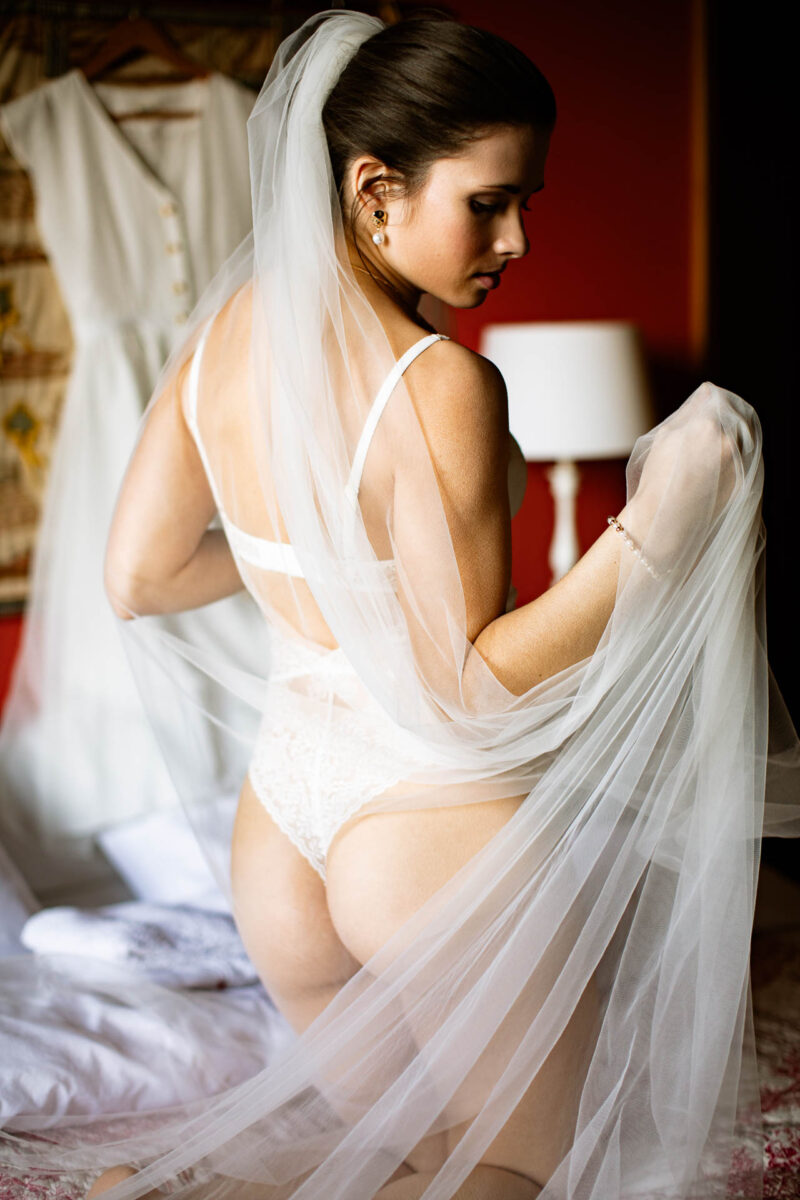 Voile et sensualité en séance boudoir mariage - Alexis lang photographie