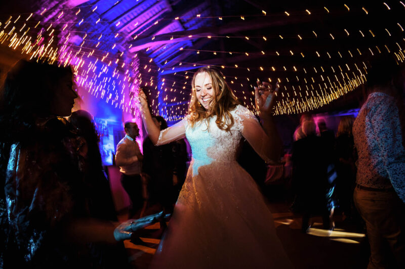 Mariée dansant en soirée