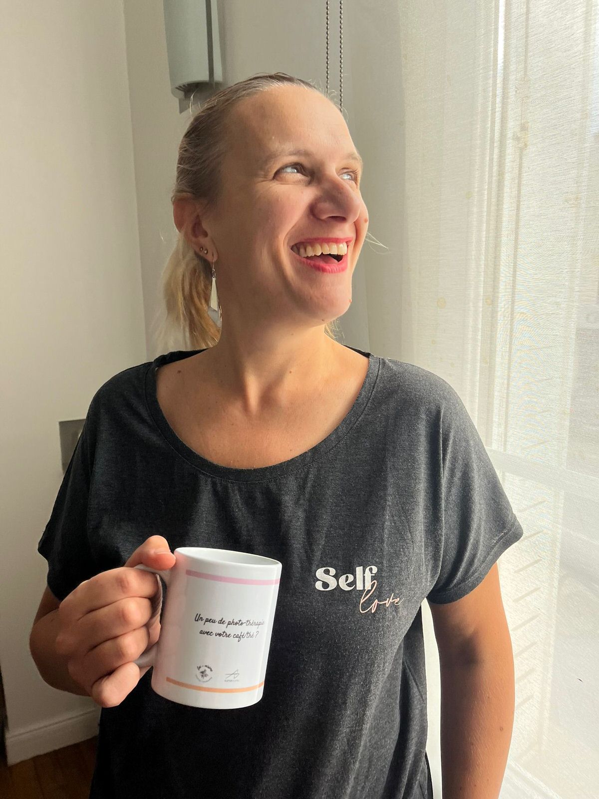 Personne souriante tenant une tasse lors de la formation photo-thérapie à Reims.