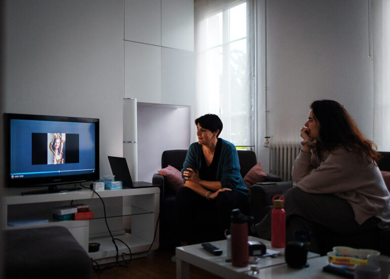 Visionnage d’images sur écran lors de l’atelier photo-thérapie, échanges autour du ressenti et du regard porté sur soi.