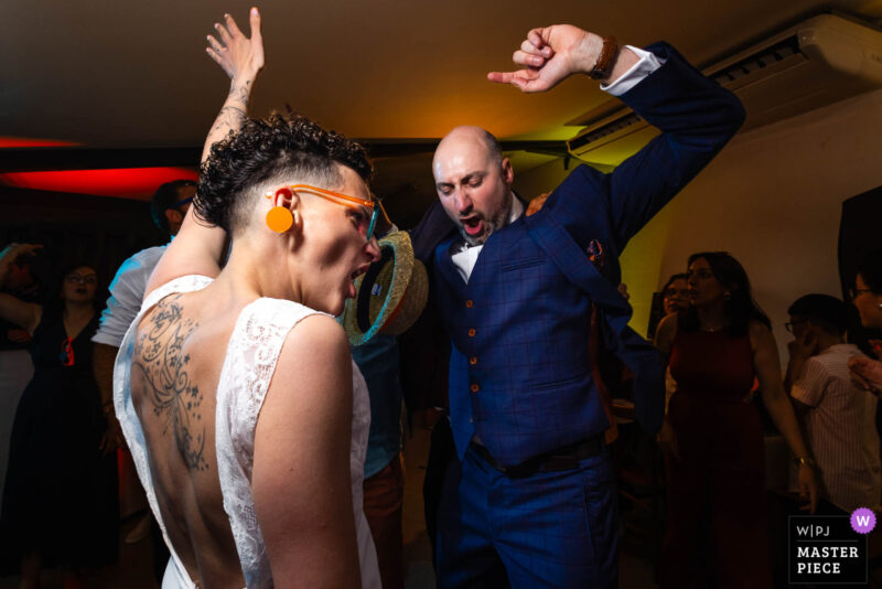 Marié et invitée dansent avec intensité sur la piste lors d’une soirée de mariage en Dordogne