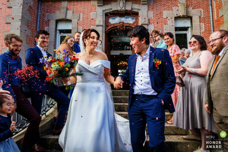 Mariés sortant de la mairie sous une pluie de confettis entourés de leurs proches à Limoges
